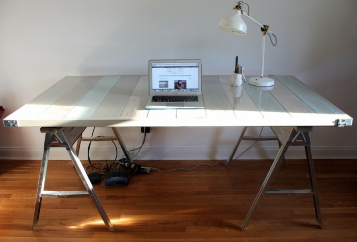 une-idee-pour-un-meuble-en-palette-fabriquer-un-bureau-blanc-en-palette-elegant