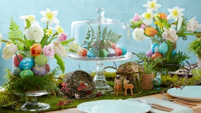une-table-miraculeuse-elements-decoratifs-charmants-oeufs-colores-fleurs-et-de-nombreux-petits-details