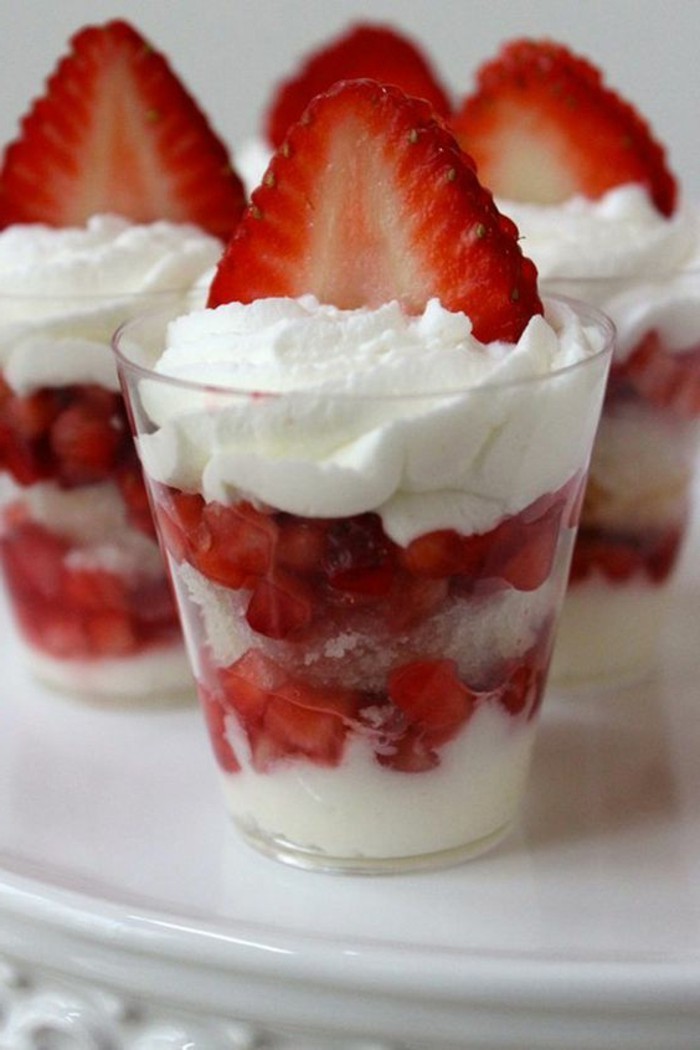 verrine-sucree-creme-fraiche-et-fraises-idee-dessert-original