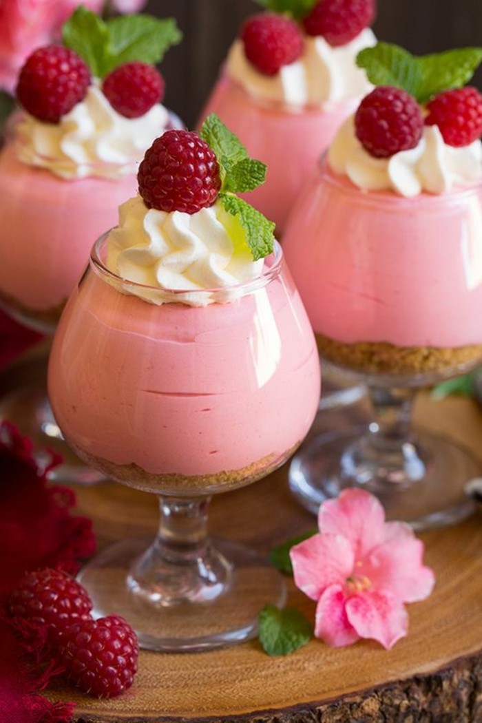 verrine-sucree-dessert-rose-et-blanc-fraises-et-framboises