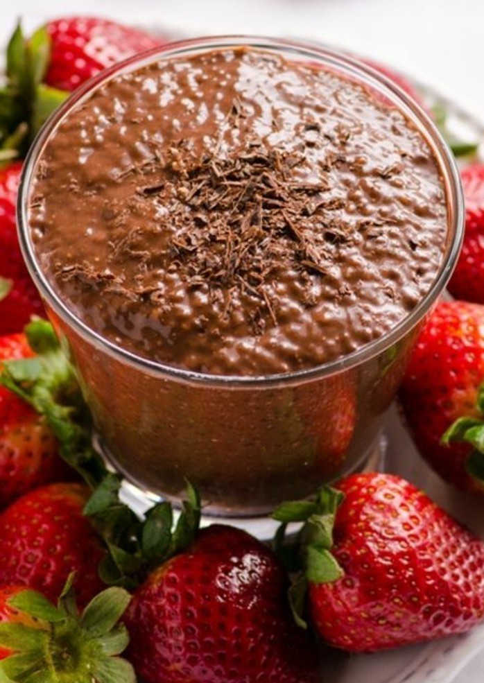 verrine-sucree-pudding-de-chocolat-et-chia-garniture-fraise
