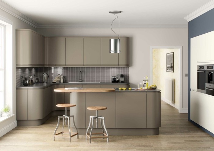 ilot-de-cuisine-et-meubles-cuisine-couleur-gris-taupe-ambiance-paisible-decor-aux-lignes-epurees-carrelage-gris