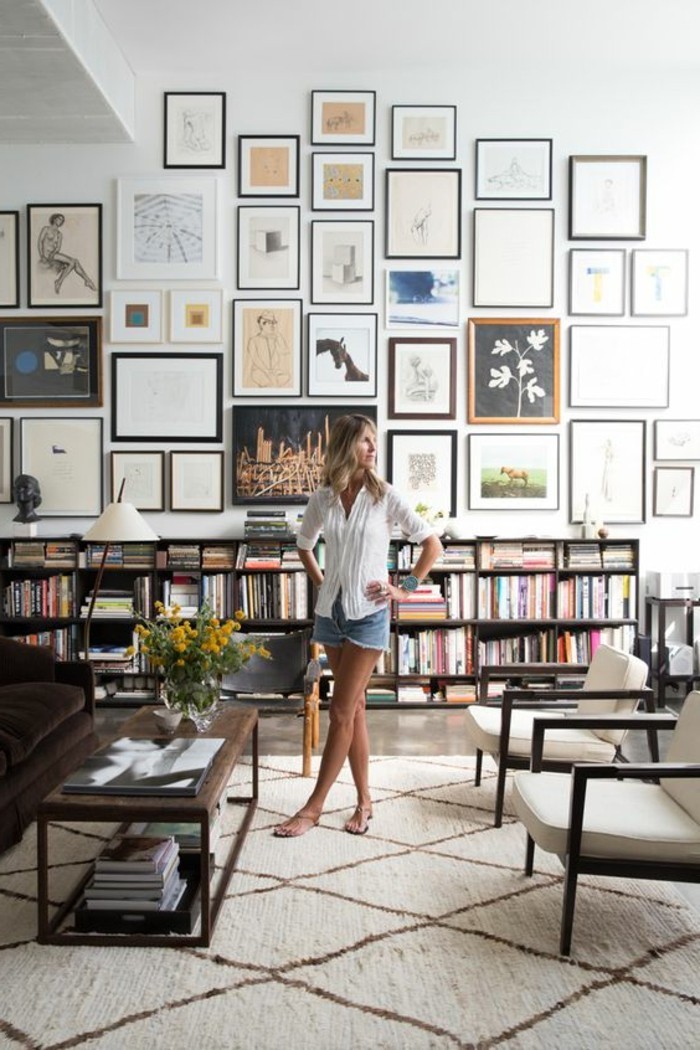 Intérieur De La Salle De Bibliothèque Avec Sièges Et Table Basse