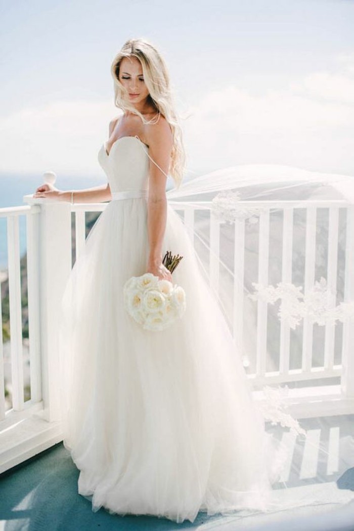 adorable-robe-mariee-simple-et-elegante-mariage-au-bord-de-la-mer