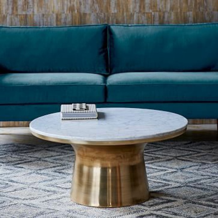 allure-moderne-pour-cette-table-de-salon-ronde-en-marbre-blanc-pietement-original-dore