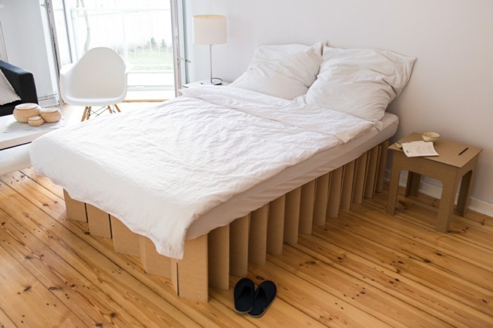 ambiance-naturelle-et-calme-dans-cette-chambre-a-coucher-lit-en-carton-et-table-de-chevet-cartonnee-meuble-carton-idee-geniale