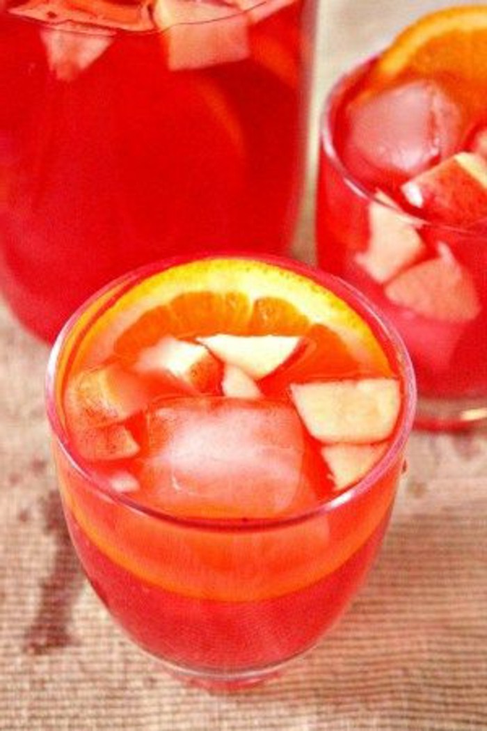 aperitif-sans-alcool-cocktail-avec-limonade-et-fruits-rouges