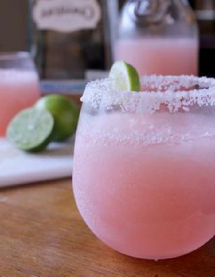 aperitif-sans-alcool-limonade-rose-cocktail-rafraichissant-non-alcoolise