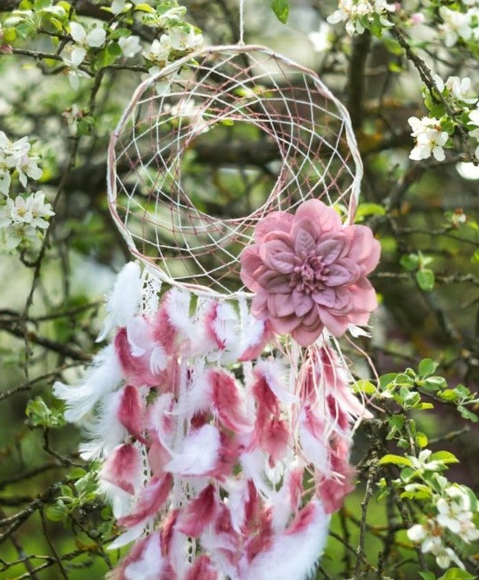attrape-reve-extremement-joli-reseau-de-fils-fleur-decorative-rose-plumes-rose-et-blanche