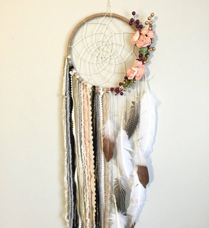 attrape-reve-decore-avec-plusieurs-details-plumes-perles-fleurs-decoration-style-boheme