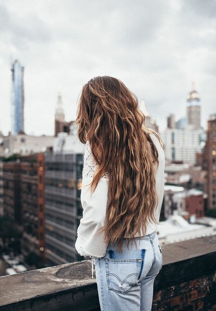 beau-vue-balcon-feminine-coupe-degrade-cheveux-long-vue-new-yorkais