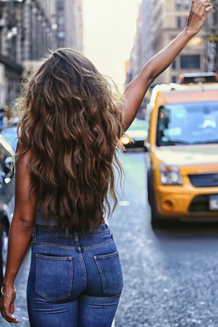 beaute-feminine-coupe-degrade-cheveux-long-taxi-new-york