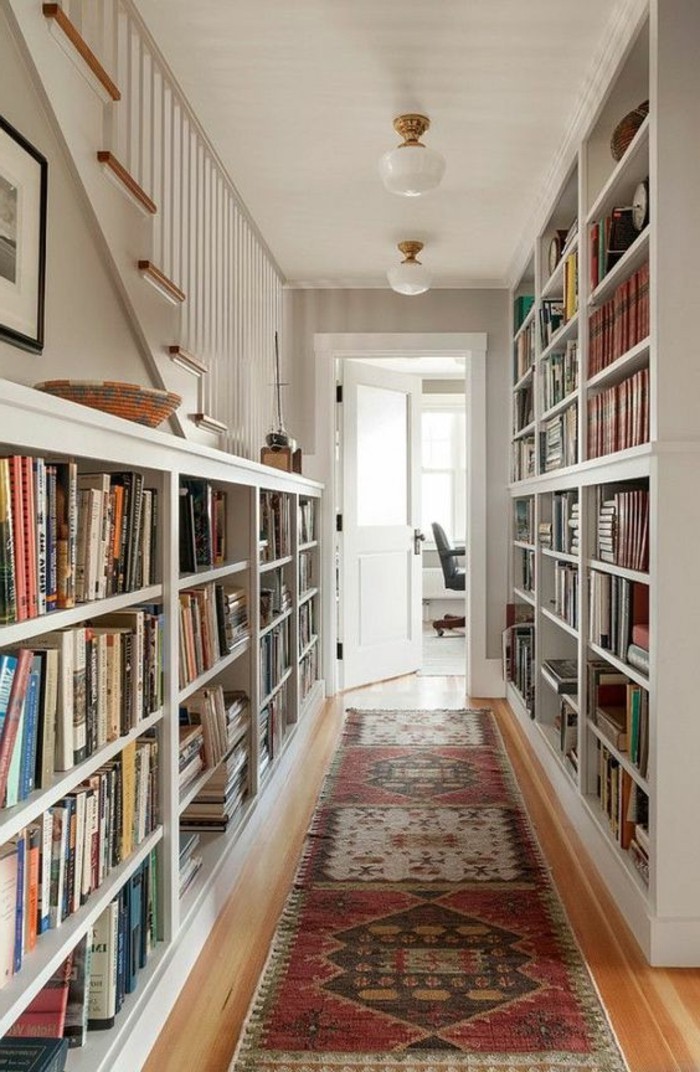 bibliotheques-meubles-originaux-couloir-long-en-blanc
