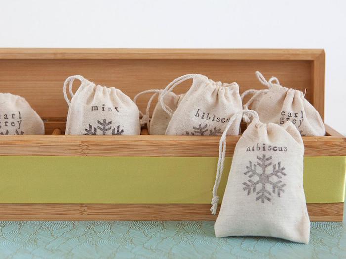 sacoches de thé customisés avec de différents thés rangées dans une boite de bois longue, cadeau petit ami