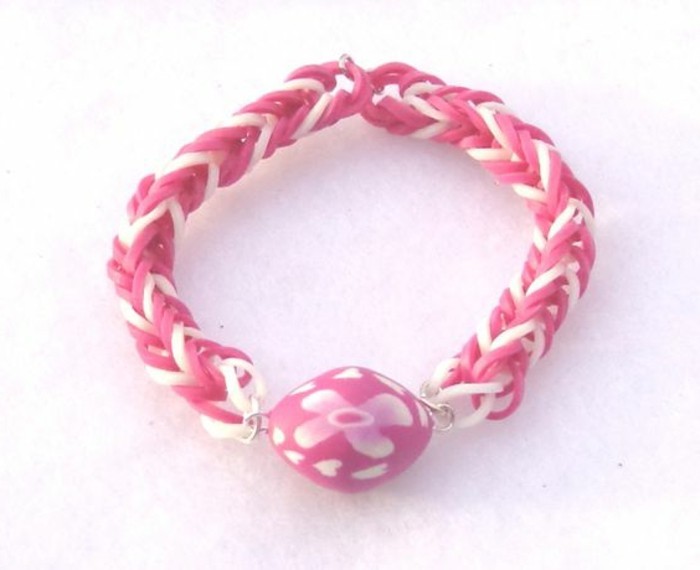 bracelet-elastique-en-rose-et-blanc-pare-d-un-pendentif-sympa