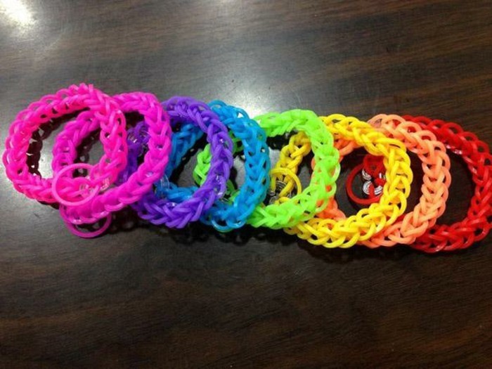 bracelet-elastique-simple-bracelets-de-couleur-differente-un-maniere-simple-pour-le-fabriquer