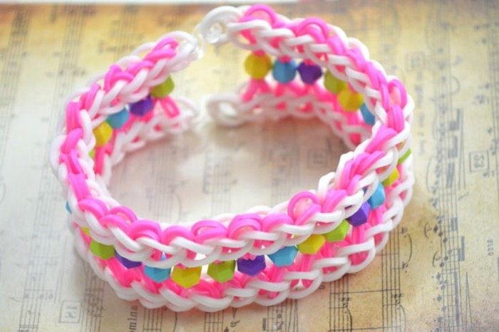 bracelet-en-elastique-tres-sympa-modele-doux-tres-feminin-en-rose-et-blanc-et-perles
