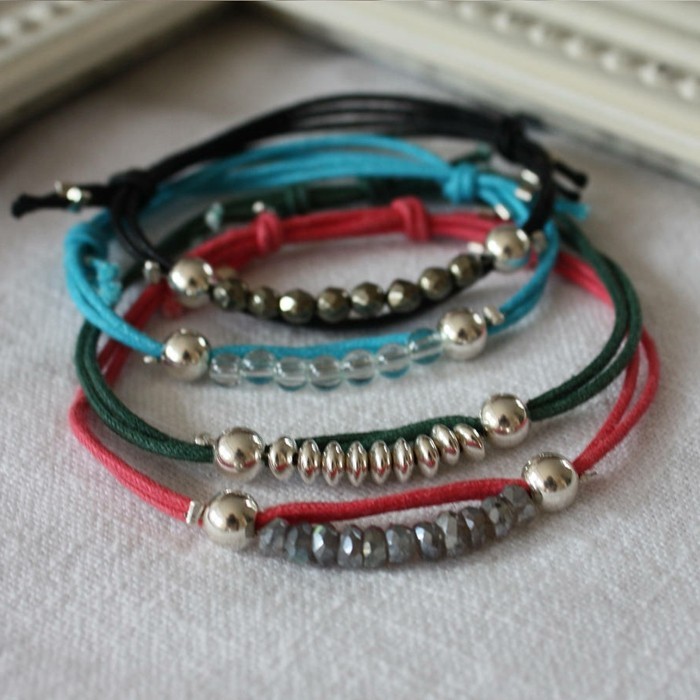 bracelet-en-eslastique-decores-de-perles-et-de-differents-accessoires