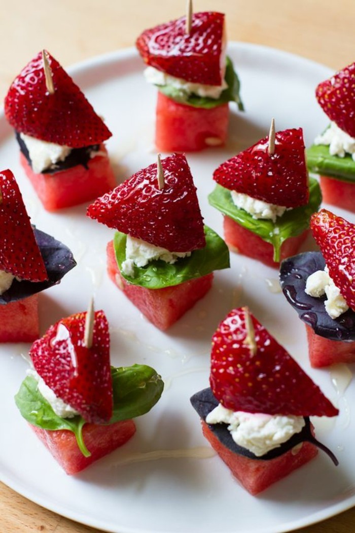 brochette-apero-fruits-simples-fraises-et-pasteques