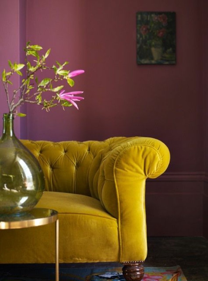 canape-jaune-moutarde-mur-violet-salon-moderne