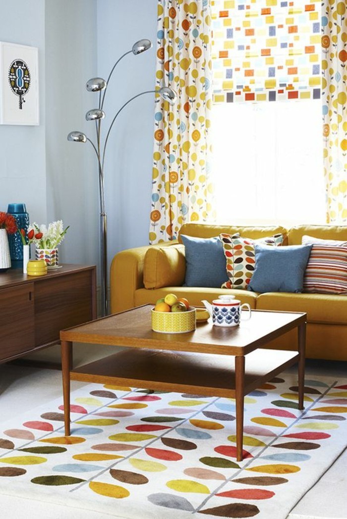 canape-jaune-moutarde-salon-vintage-tapis-et-rideaux-colores