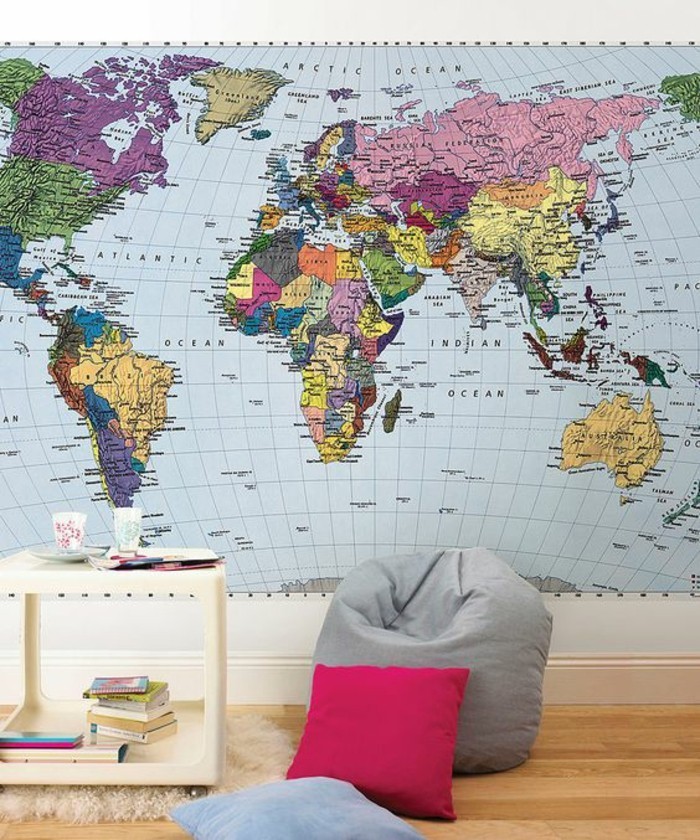 carte-planisphere-sur-mur-entier-carte-du-monde-coloree-coin-de-lecture