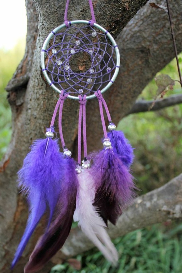 cerceau-en-acier-toile-en-ficelle-couleur-violet-plumes-violet-exemple-d-attrapre-reve-genial-attrape-dreamcatcher