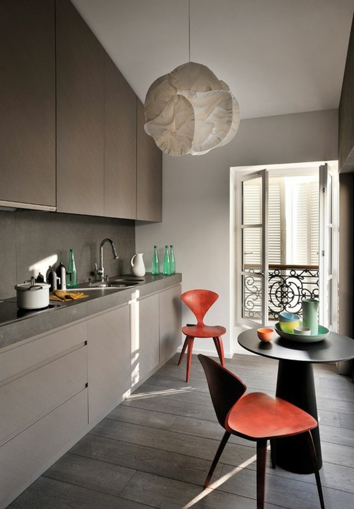 chaise-de-cuisine-moderne-cuisine-contemporaine-et-chaises-rouges