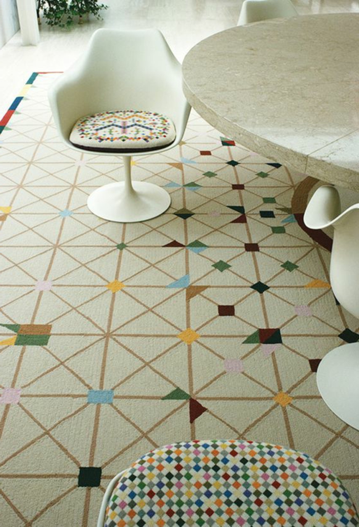 chaise-tulipe-tapis-carreaux-originaux-motifs-geometriques