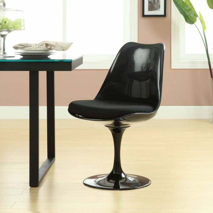 chaise-tulipe-noire-table-noire-amenagement-style-pour-salle-a-manger