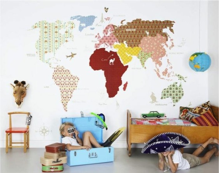 chambre-enfant-carte-du-monde-murale-originale-et-coloree