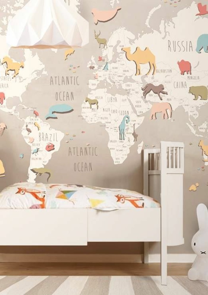 chambre-enfant-tapis-a-rayures-carte-du-monde-murale-animaux