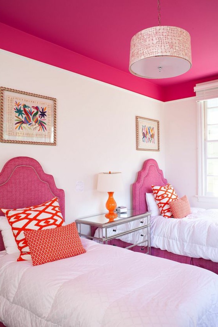 chambre-moderne-ado-plafod-rose-chambre-dado-peinture-murale-blanche