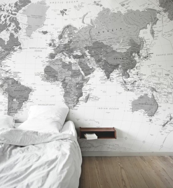 chambre-a-coucher-carte-planisphere-grise-et-blanche-parquet-claire