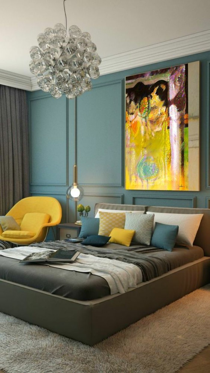 chambre-a-coucher-en-bleu-et-gris-joli-lustre-moderne-deco-jaune-moutarde