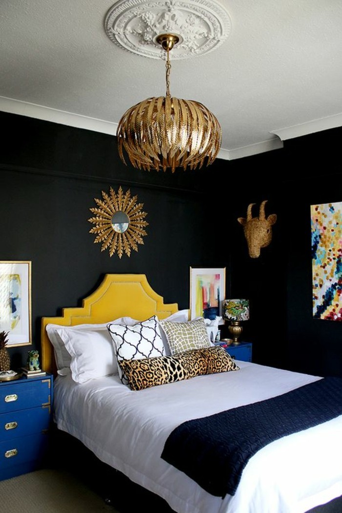 chambre-a-coucher-murs-noirs-deco-moderne-suspension-doree-tete-de-lit-couleur-moutarde