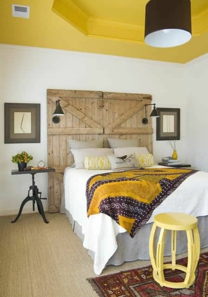 chambre-a-coucher-rustique-plafond-jaune-deco-couleur-moutarde