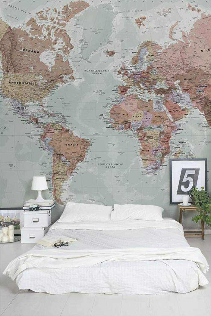 chambre-a-coucher-spacieuse-carte-du-monde-vintage-lit-blanc