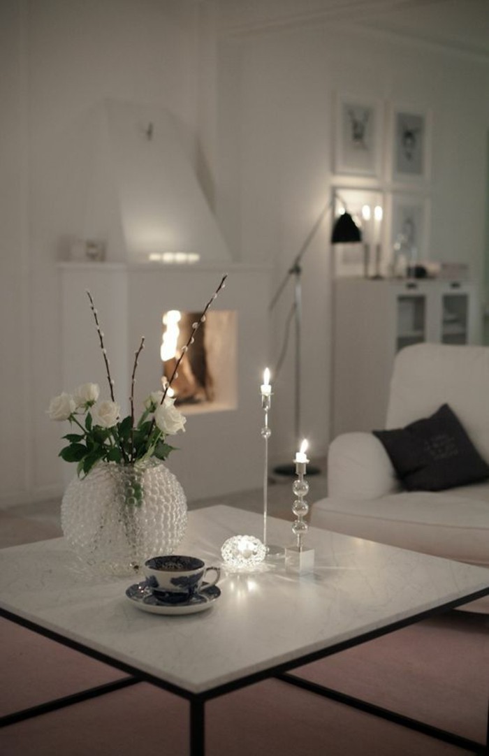 choisir-une-table-basse-noir-et-blanc-pour-amenager-un-salon-nuances-claires-plateau-marbre