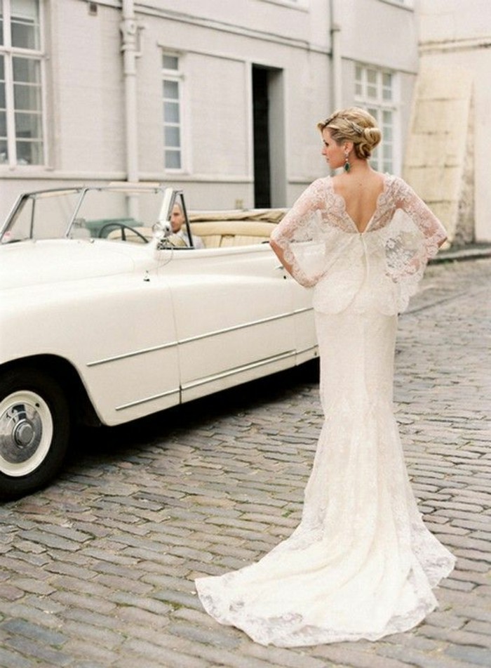 chouette-robe-de-mariee-avec-manche-mariage-voiture-vintage