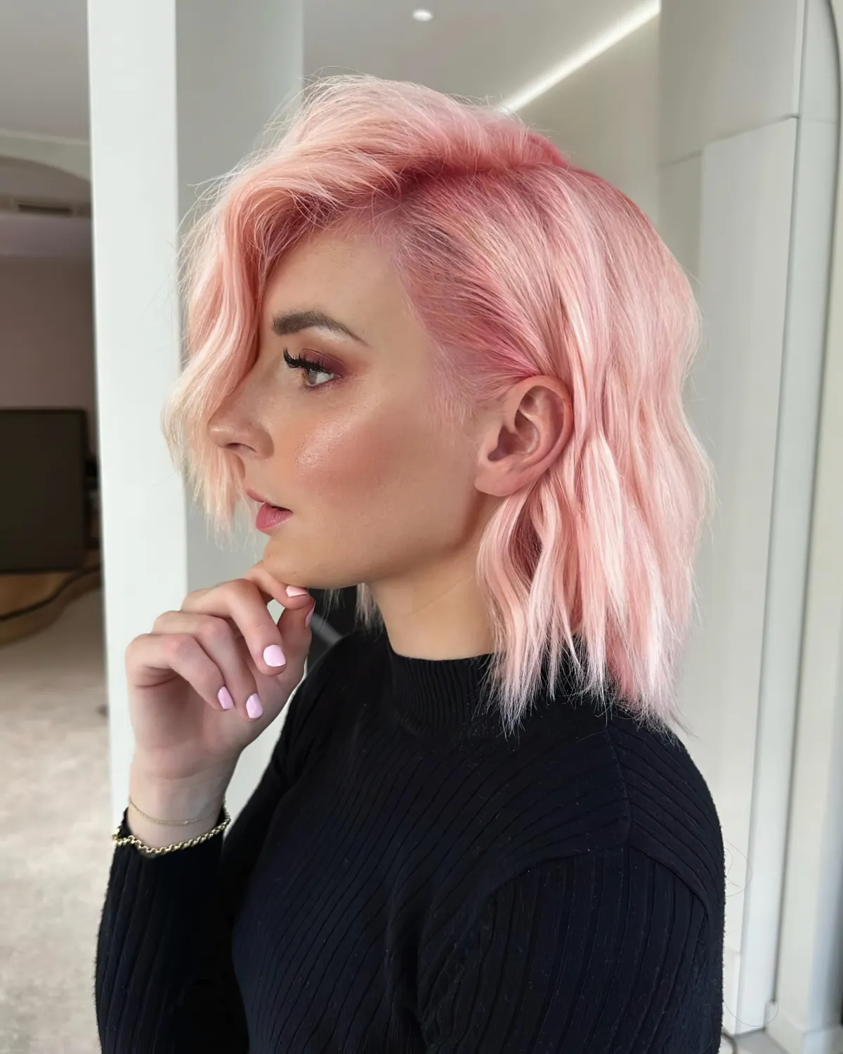 coloration rose claire sur cheveux courts avec frange