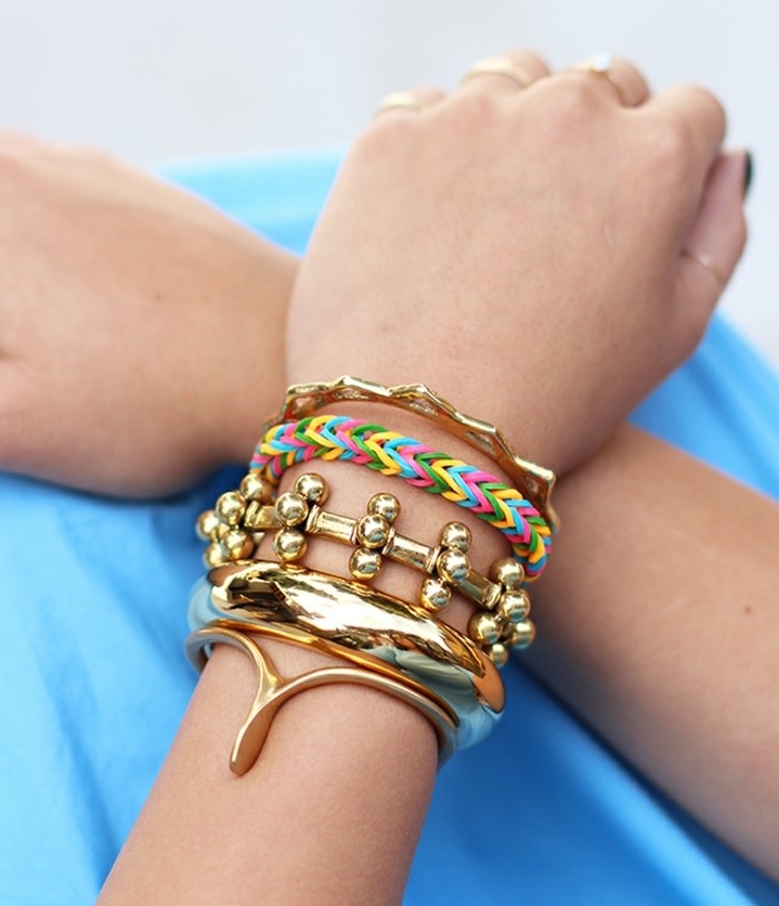 combiner-le-bracelet-en-elastique-avec-d-autres-bijoux-un-bracelet-joyeux-et-creatif