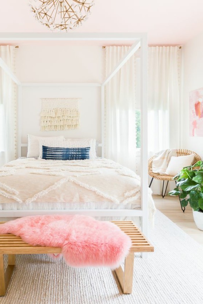comment-peindre-une-piece-murs-et-plafond-blancs-parquet-de-bois-clair-des-elements-en-rose-fleur-verte-rideaux-doux