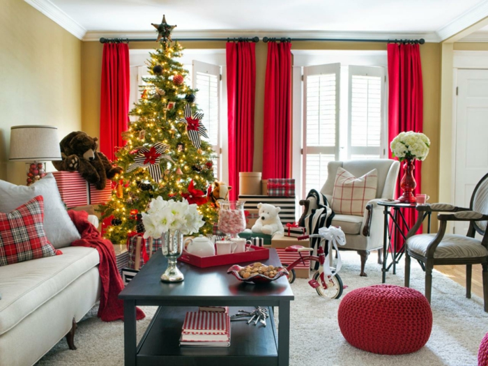 cool-chambre-joliement-decoree-guirlande-lumineuse-noel-exterieur-idee-deco-rouge-blanc-et-verre