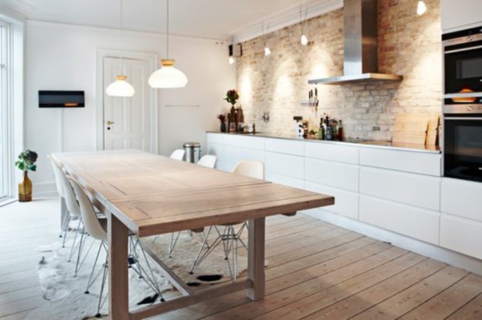 cuisine-scandinave-meubles-en-bois-blanc-mur-en-briques-rouges-table-en-bois-clair-chaise