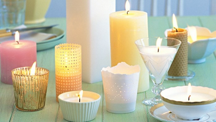 de-la-cire-fondue-dans-de-differents-types-d-ustensiles-fabriquer-des-bougies-deco-magnifique