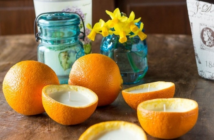 de-la-cire-versee-dans-de-l-ecorce-d-orange-idee-interessante-pour-fabriquer-des-bougies-avec-un-parfum-naturel