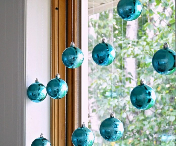 decoration-fenetres-fetes-avec-des-boules-bleues-pendantes