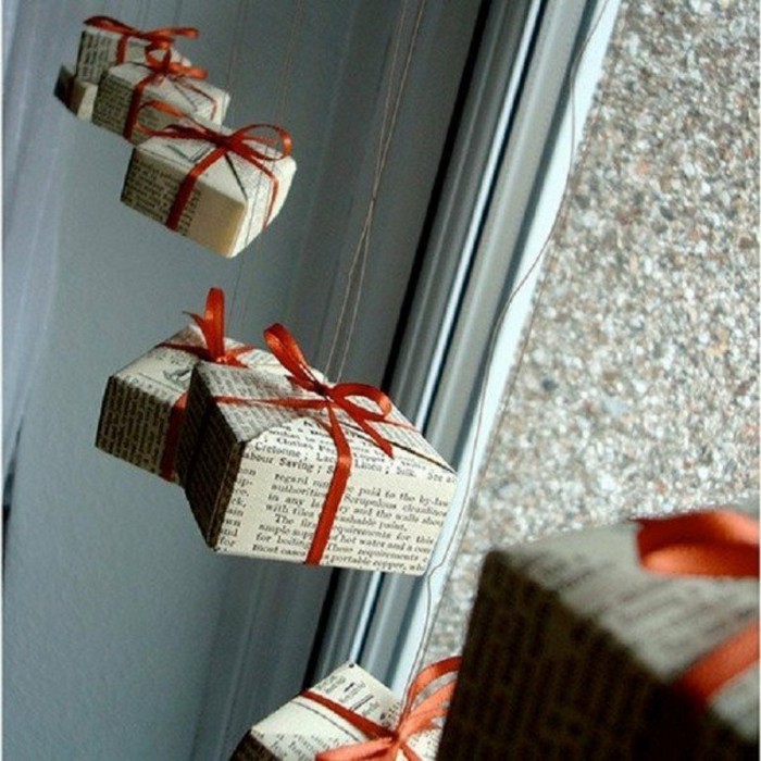 decoration-noel-fenetre-avec-des-petits-cadeaux-emballes-avec-des-journaux