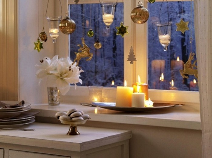 decoration-de-noel-pour-fenetres-boules-et-bougies